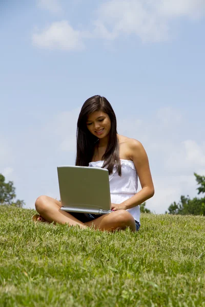 Chica en el ordenador portátil — Foto de Stock