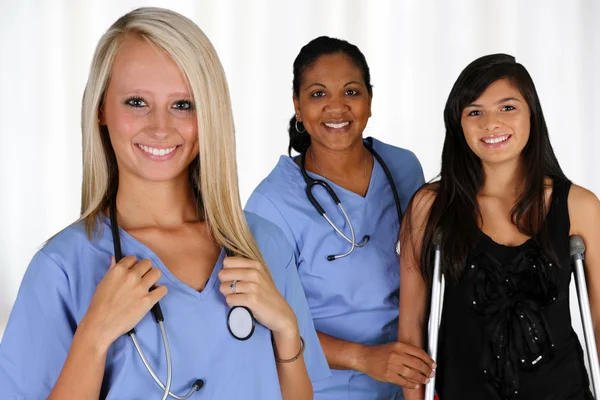 Verpleegkundigen met patiënt — Stockfoto