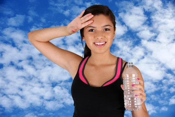 Питьевая вода для подростков — стоковое фото