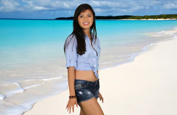 Adolescente chica en playa —  Fotos de Stock