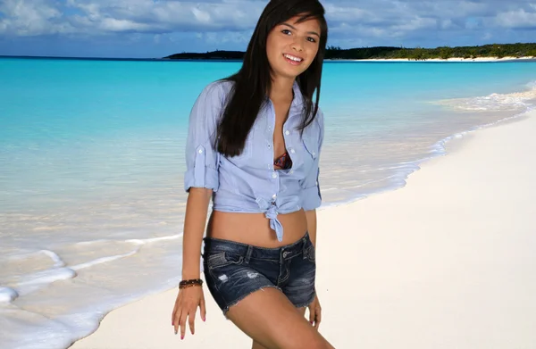 在海滩上的年轻女孩 — 图库照片