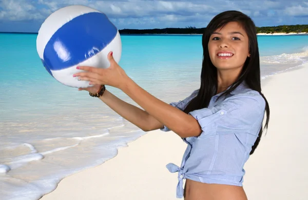 Підлітка дівчина на пляжі — стокове фото