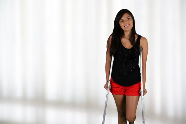 Girl On Crutches — Stock Photo, Image