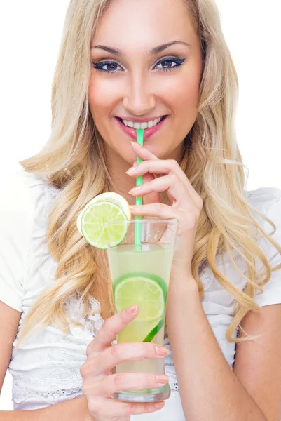Mujer joven bebiendo limonada, filmada en el estudio — Foto de Stock