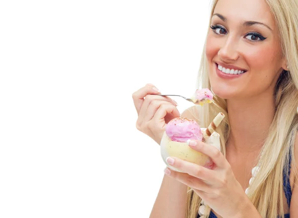 Mujer feliz comiendo helado, aislado en blanco — Foto de Stock