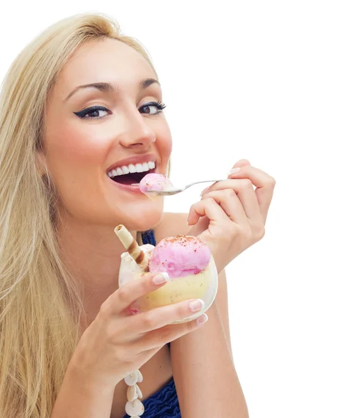 Счастливая женщина ест мороженое, изолированные на белом — стоковое фото