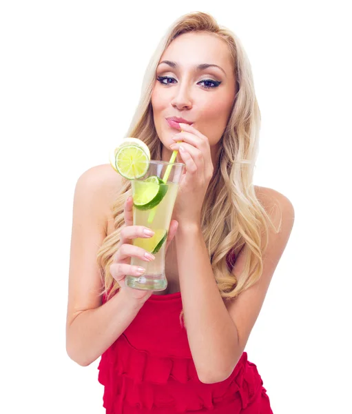 Mujer joven bebiendo limonada, filmada en el estudio — Foto de Stock