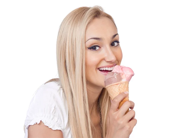Счастливая женщина ест мороженое, изолированные на белом — стоковое фото