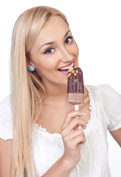 Щаслива жінка їсть морозиво, ізольовано на білому — стокове фото