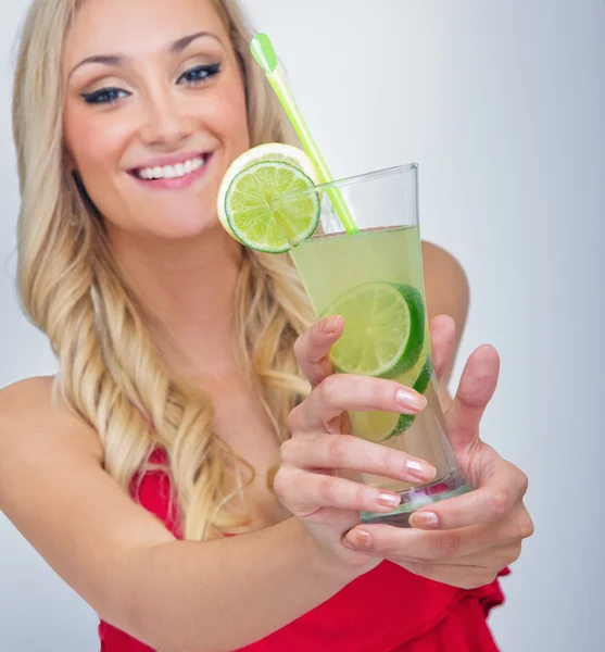 Młoda kobieta picia lemoniady, skupić się na drinka — Zdjęcie stockowe