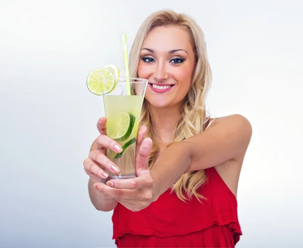Jonge vrouw drinken limonade, focus op drankje — Stockfoto