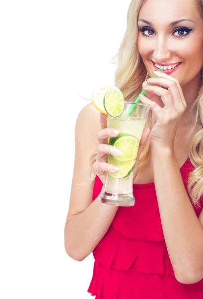 Ung kvinna dricker lemonad, studio-skott — Stockfoto