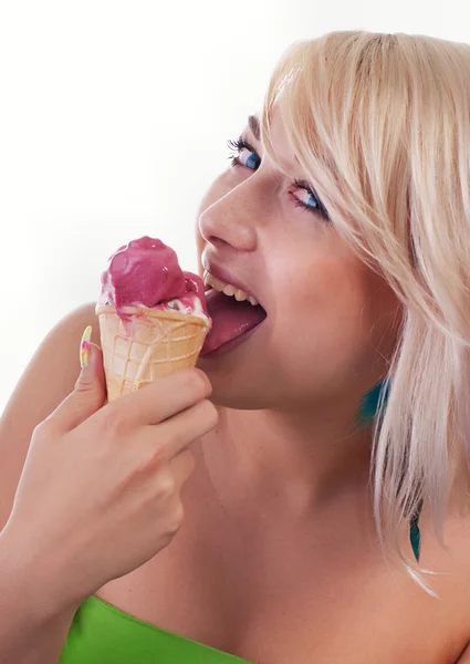 Naiset jäätelön kanssa — kuvapankkivalokuva