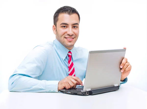 Pohledný podnikatel s notebookem. Studio záběr — Stock fotografie