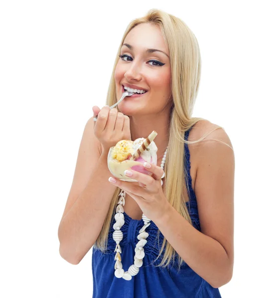 Щаслива жінка їсть морозиво, ізольовано на білому — стокове фото