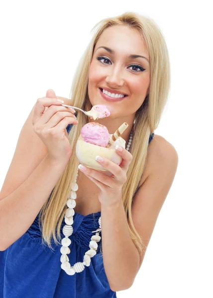 Mujer feliz comiendo helado, aislado en blanco — Foto de Stock