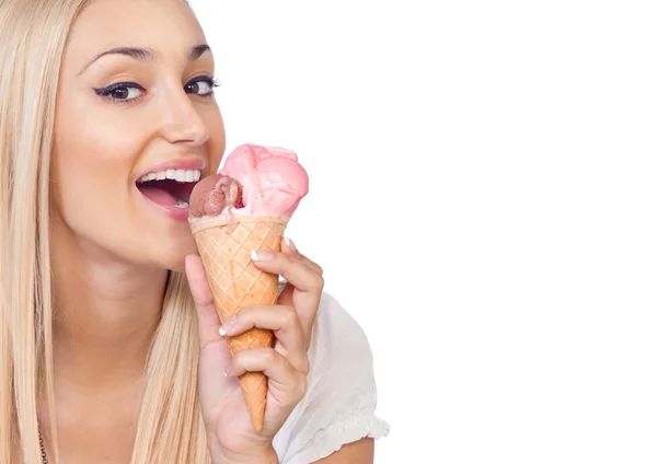 Šťastná žena jíst zmrzlinu, izolované na bílém — Stock fotografie