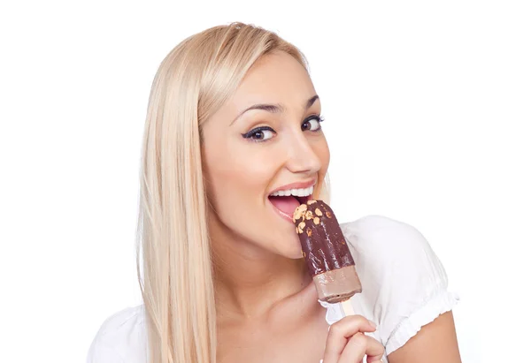 Šťastná žena jíst zmrzlinu, izolované na bílém — Stock fotografie