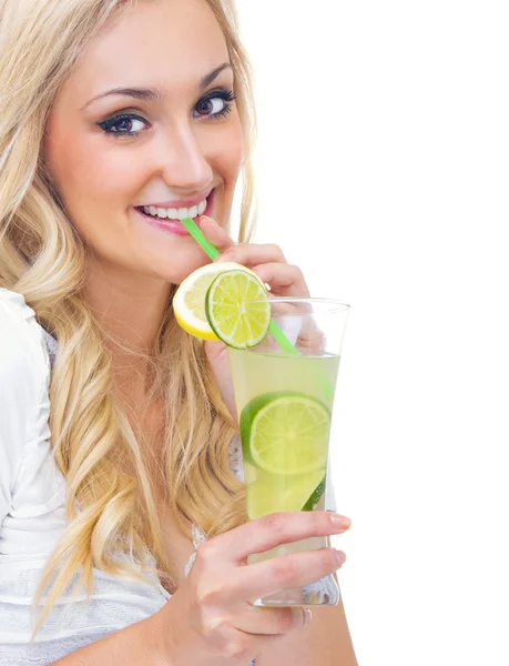 Jovem mulher bebendo limonada, tiro no estúdio — Fotografia de Stock