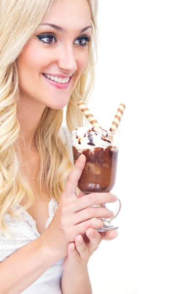 Mladá žena pije ledová káva, studio-shot — Stock fotografie
