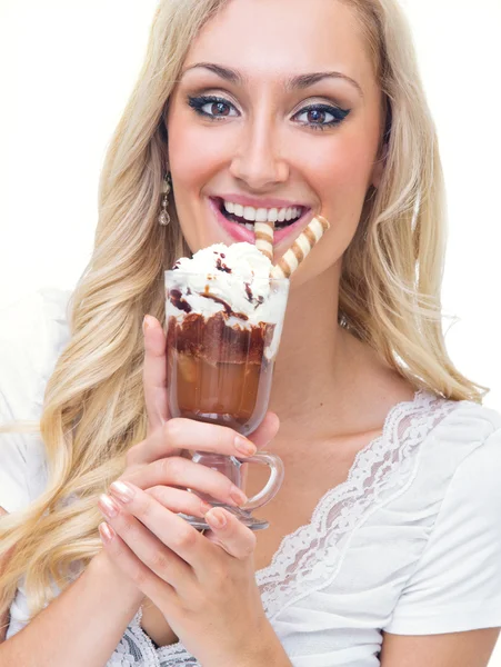 Mujer joven bebiendo café helado, filmado en el estudio —  Fotos de Stock