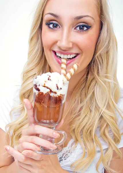Mujer joven bebiendo café helado, filmado en el estudio —  Fotos de Stock