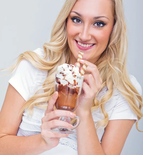 Young woman drinking ice coffe, studio-shot — Stock Photo, Image