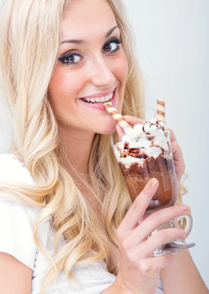 Mladá žena pije ledová káva, studio-shot — Stock fotografie