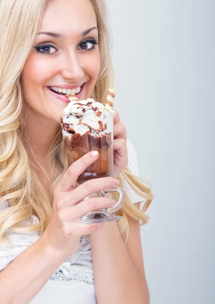 Young woman drinking ice coffe, studio-shot — Stock Photo, Image