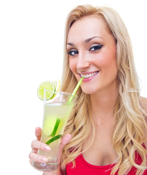 Junge Frau trinkt Limonade, Studioaufnahme — Stockfoto