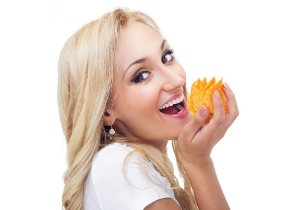 Jovem mulher comendo chips, studio-shot — Fotografia de Stock