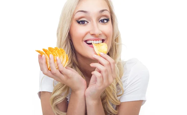 Giovane donna mangiare patatine, studio-shot — Foto Stock