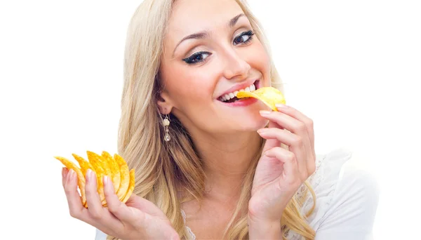 Mujer joven comiendo patatas fritas, estudio de tiro — Foto de Stock