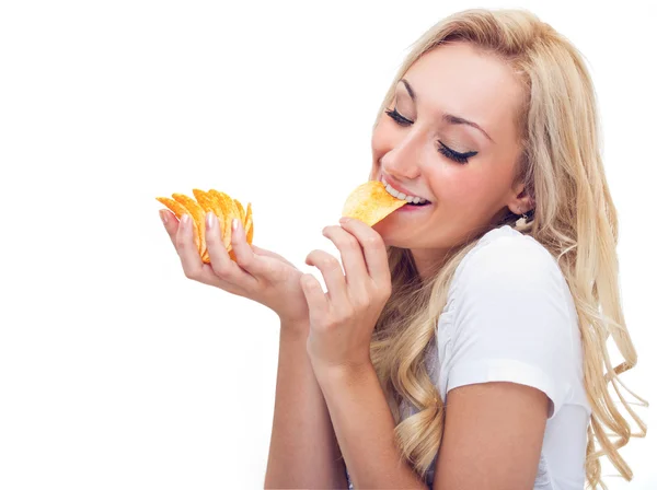 Mujer joven comiendo patatas fritas, estudio de tiro — Foto de Stock