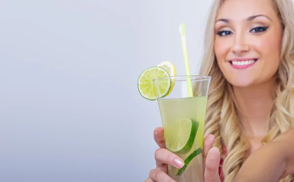 Junge Frau trinkt Limonade, konzentriert sich auf das Trinken — Stockfoto
