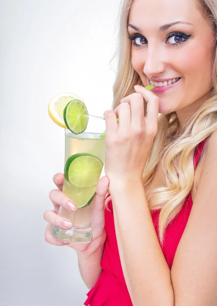 Молодая женщина пьет лимонад, студийная выпивка — стоковое фото
