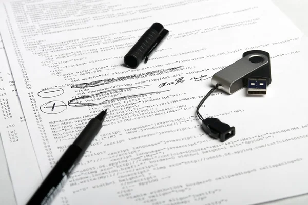 Documento de código Web com caneta — Fotografia de Stock