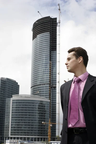 Ett foto av ledare affärsman framför en modern kontorsbyggnad — Stockfoto