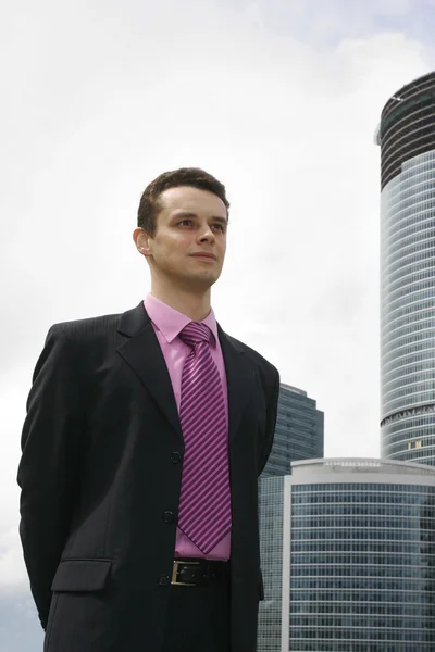 Фото лидера бизнеса перед современным офисным зданием — стоковое фото