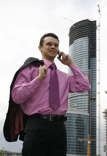 Jeune homme d'affaires attrayant utilisant un téléphone portable — Photo