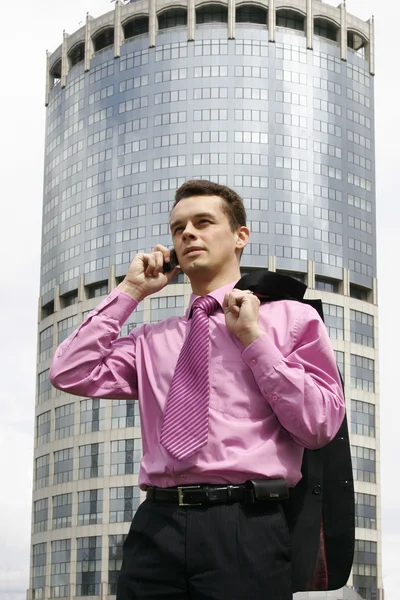 Привлекательный молодой бизнесмен с мобильным телефоном — стоковое фото