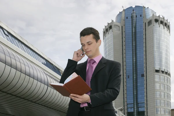 携帯電話を使用して魅力的な若いビジネスマン — ストック写真