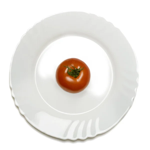 Um tomate em uma chapa branca - visão superior — Fotografia de Stock