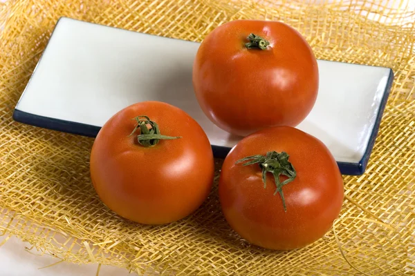 Een foto van drie tomaten — Stockfoto