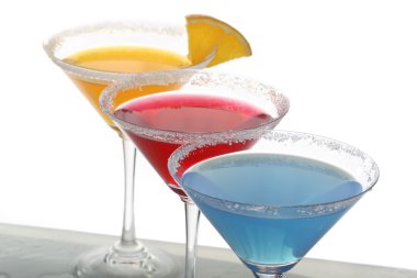 farklı renkli kokteyller ve turuncu bir dilim ile martini cam görünümü kadar yakın