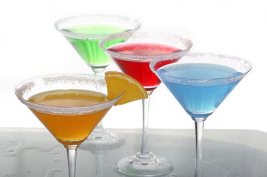farklı renkli kokteyller ve turuncu bir dilim ile martini cam görünümü kadar yakın