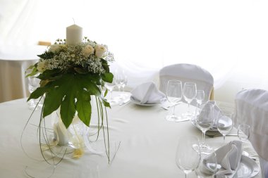 çiçekli bir düğün veya yemek olayı için Tablo ayarı bir fotoğraf