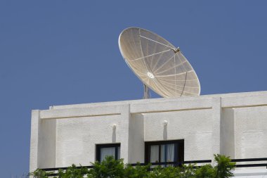 beyaz gökyüzü izole büyük uydu anteni