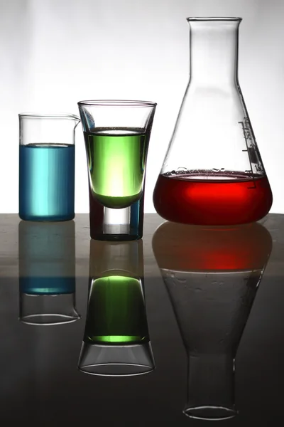A Vista de cerca del vidrio con líquido de color — Foto de Stock