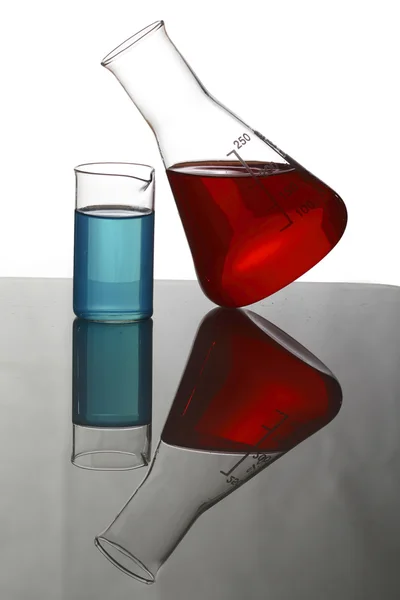 A Vista de cerca del vidrio con líquido de color — Foto de Stock